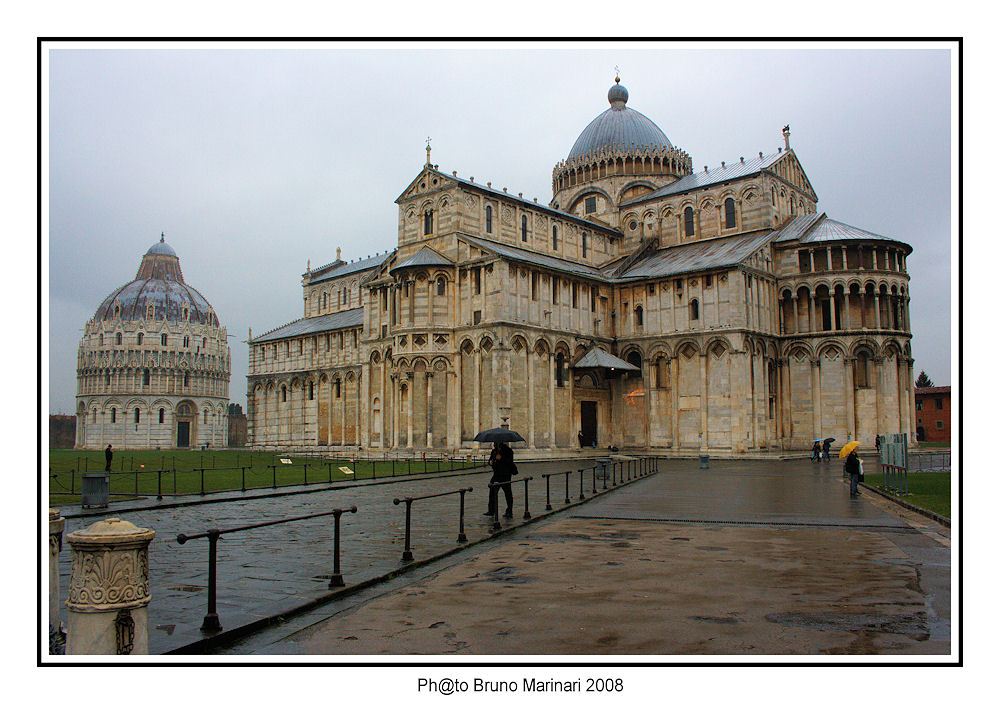Al Duomo di Pisa sotto la pioggia
