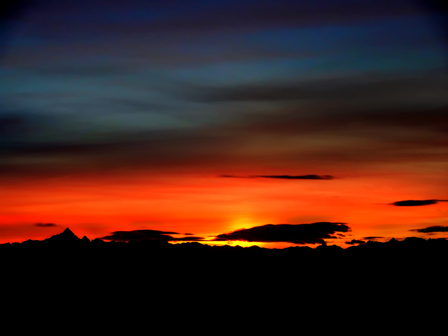 Tramonto con nubi e monti