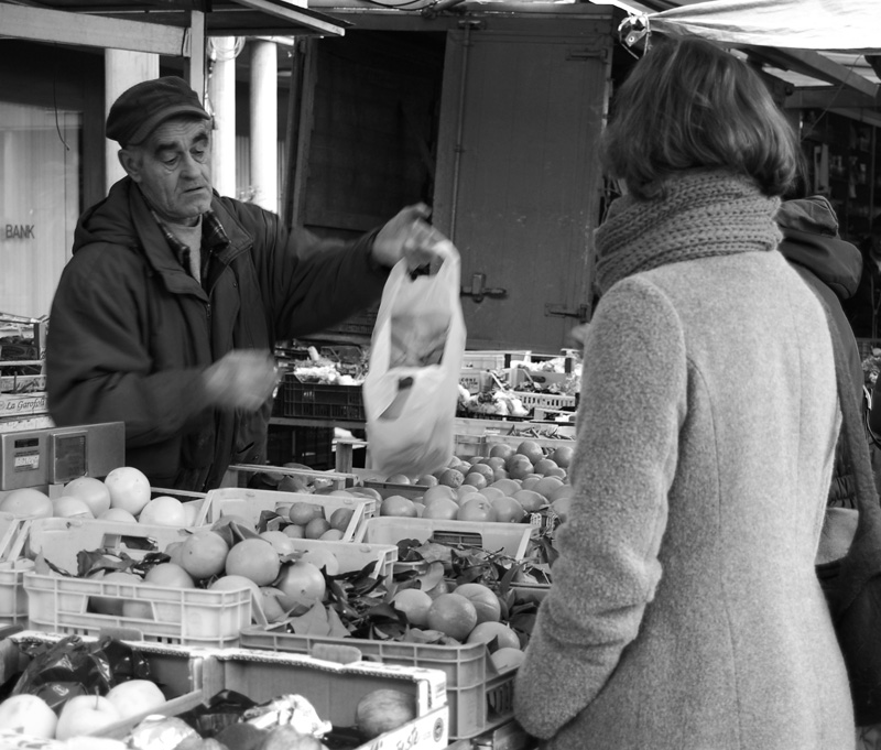 sguardo basso evitandomi