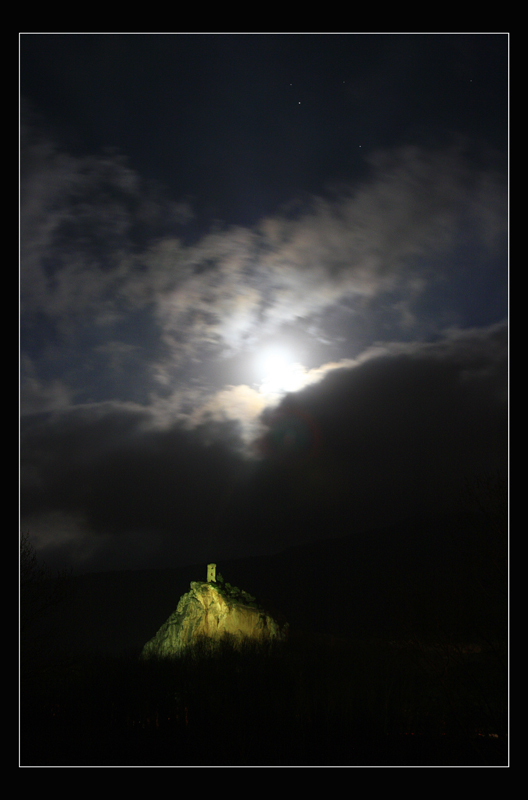 Soleluna e la torre sotto le stelle