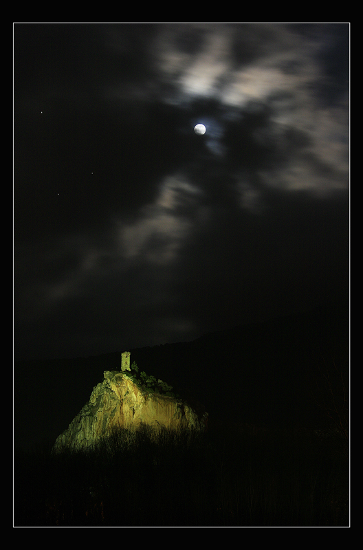 La torre e lo sguardo materno di mamma luna