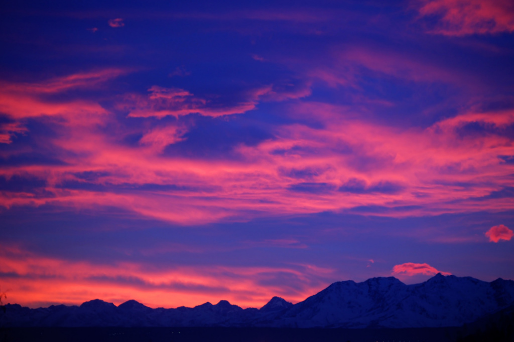 Caldo tramonto sopra fredde montagne.