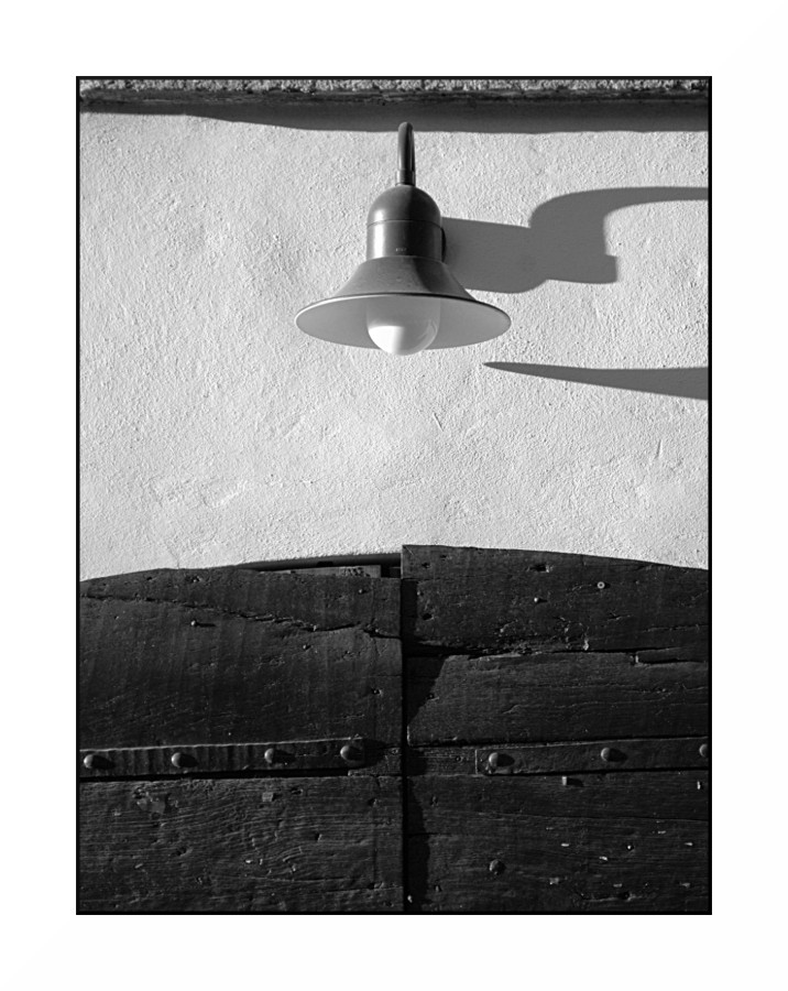 Bianco & nero con intonaco, legno, metallo e vetro.