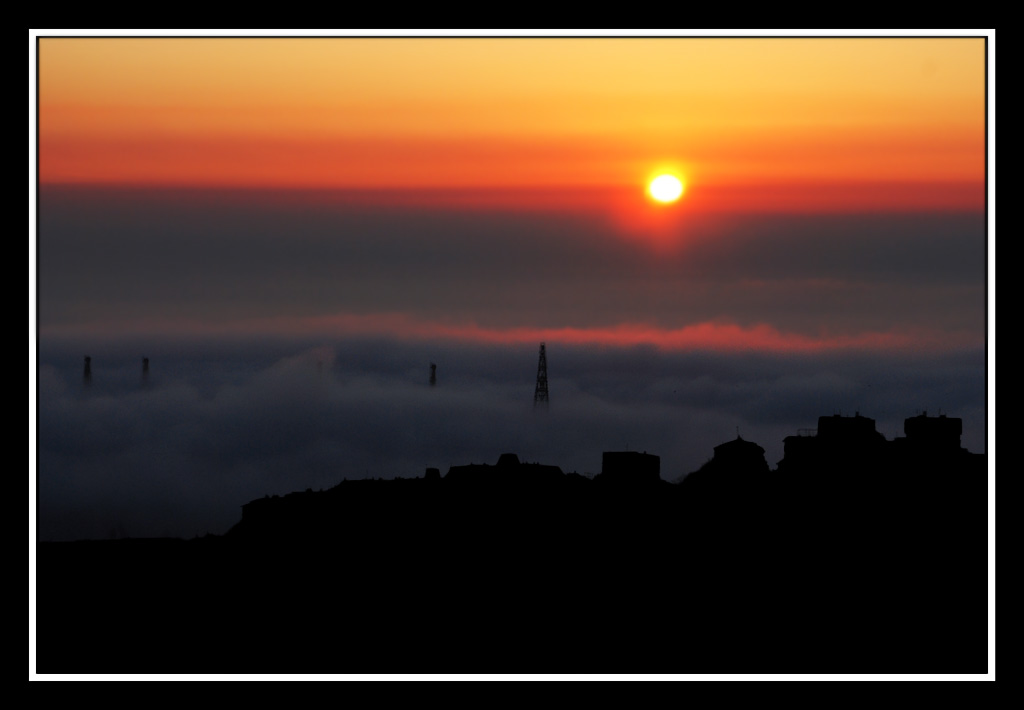 mare di nebbia sul porto