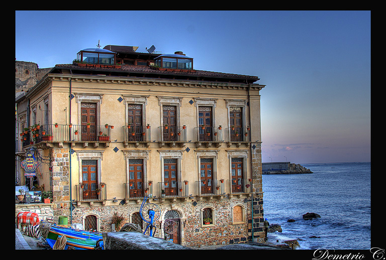 Palazzotto sul mare