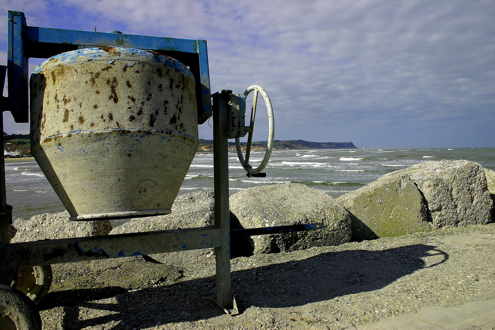 L'ombra del cemento sul mare