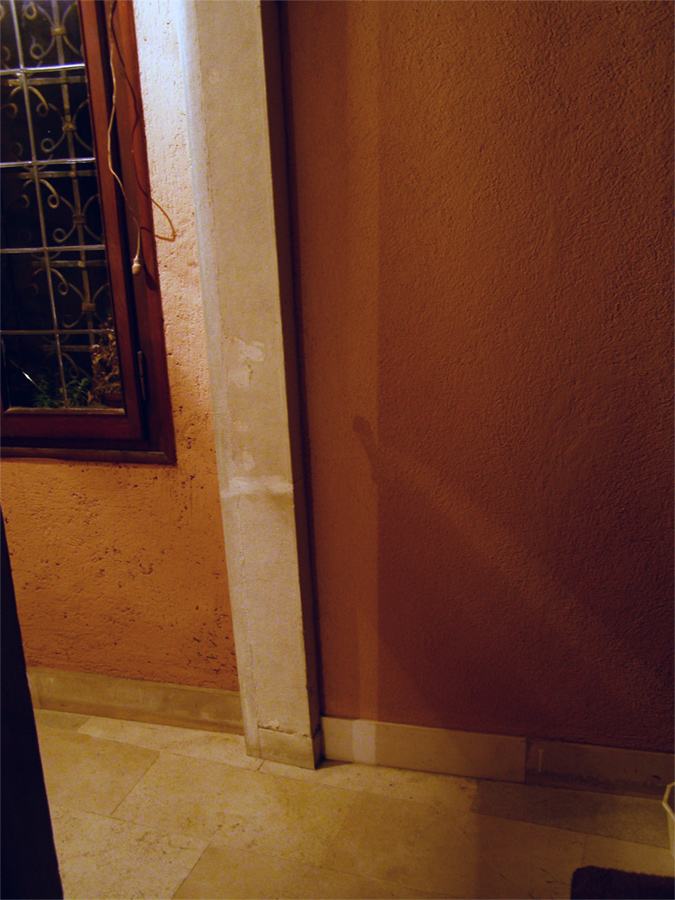 il maniaco dietro l'angolo