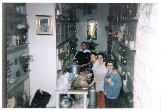 anche al cimitero...