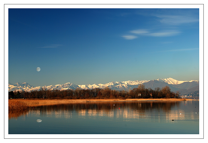 paesaggio con luna riflessa
