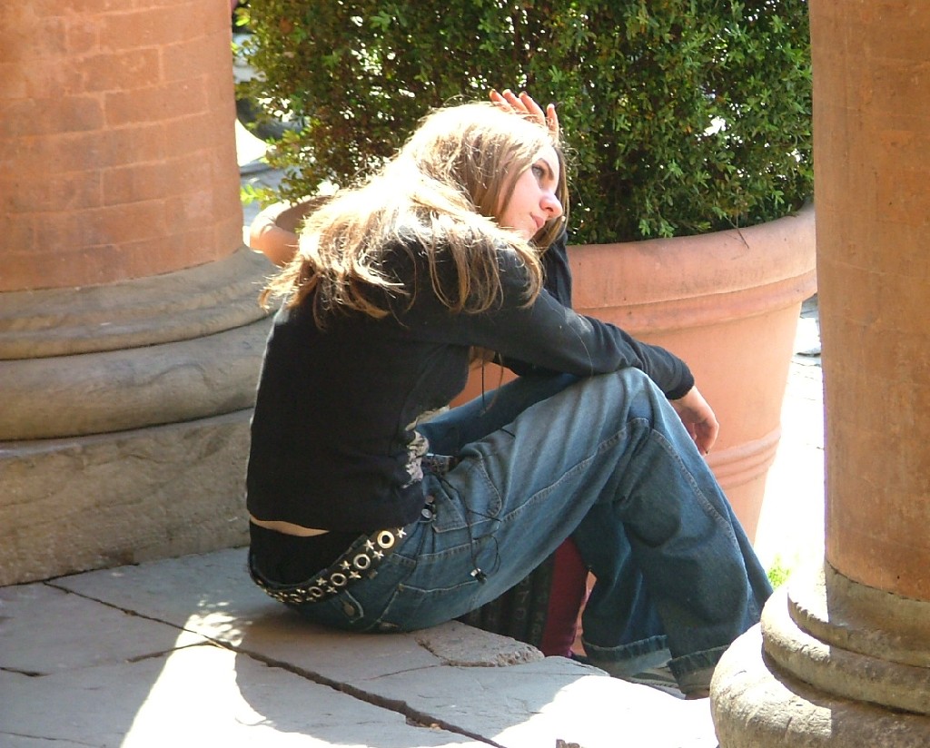 Ragazza alla fermata del bus