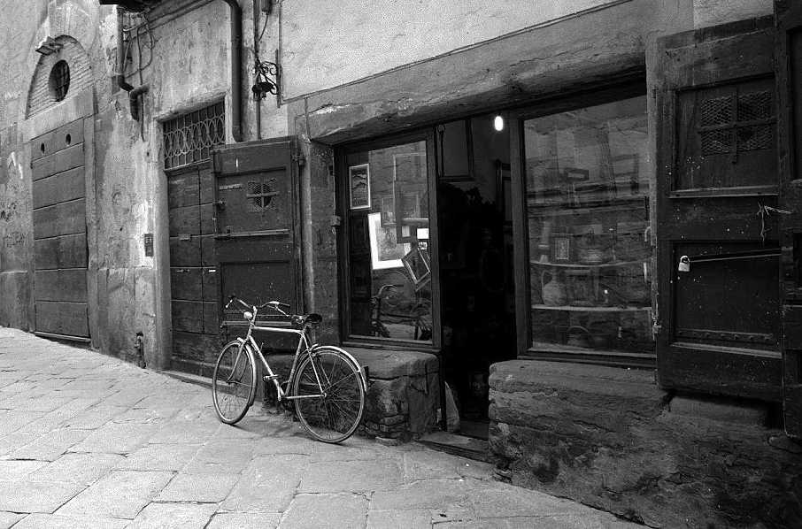 Arezzo - Negozio con Bici