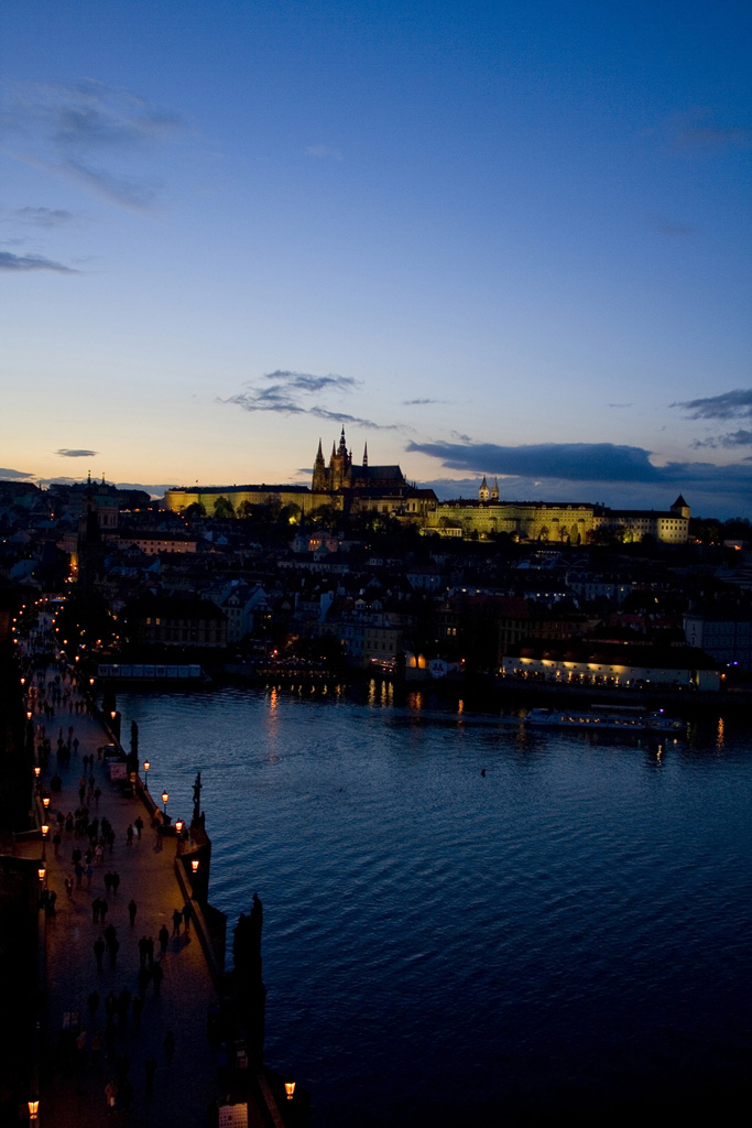 Il sole si è tuffato dietro il castello