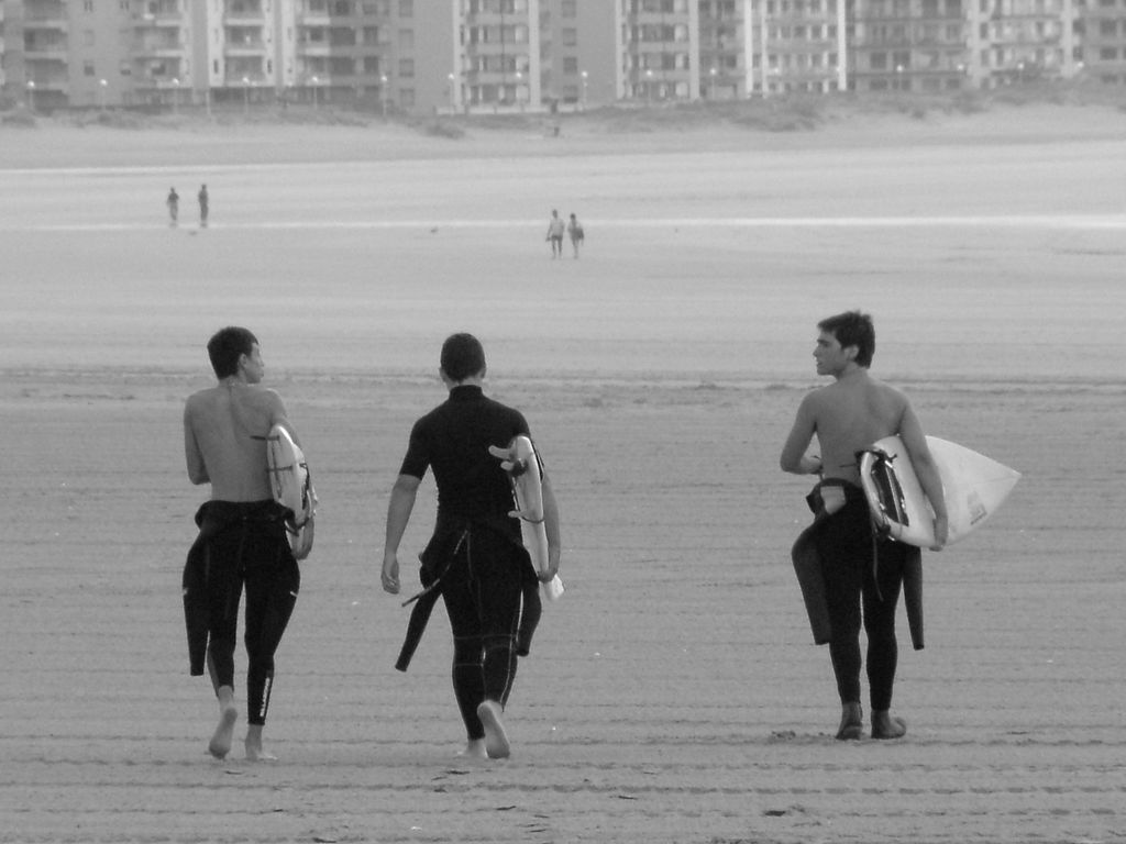 Ragazzi che si preparano a surfare