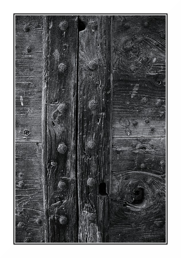 Bianco &  Nero con legno e chiodi