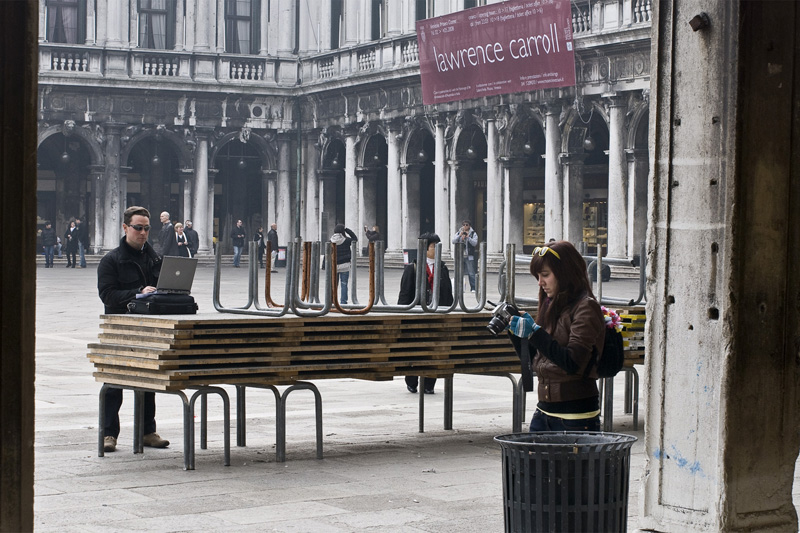 Chi lavora, chi fotografa