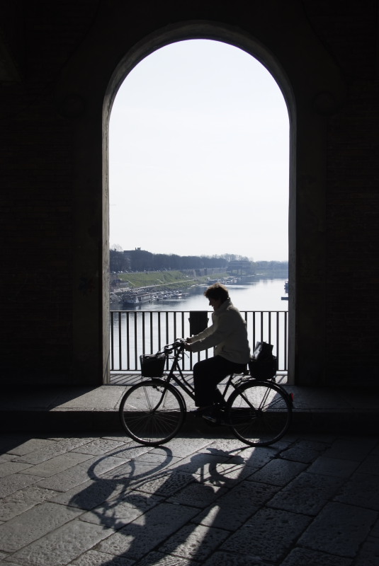 Ponte copert a Pavia, signora in bicicletta..