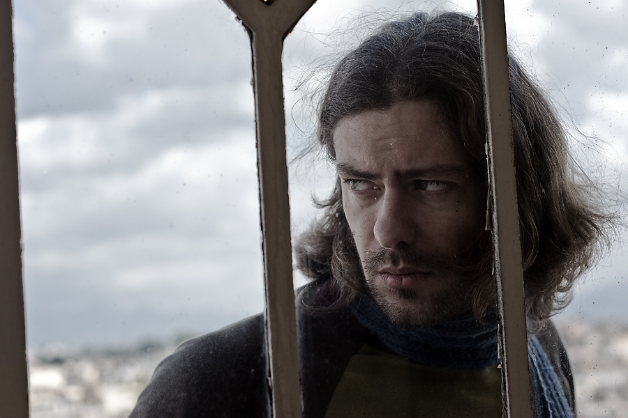 nascosto dietro a un vetro