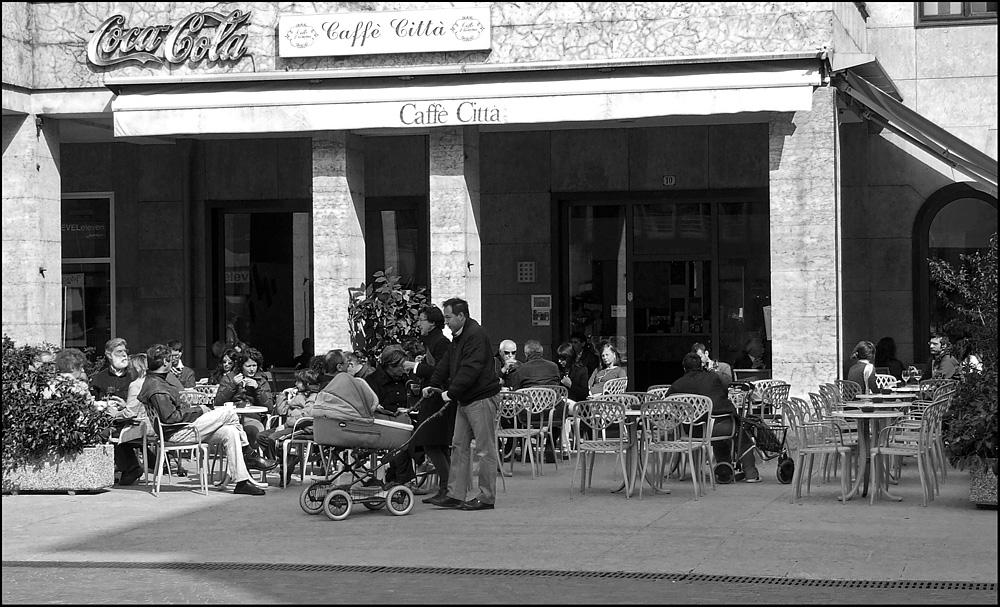 Bar al sole una domenica mattina