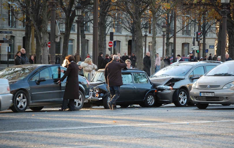 incidente sui champs elis�..