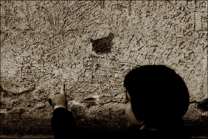 La bambina racconta il graffito di N.O.F 4