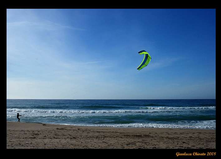 Kitesurf in riva al mare