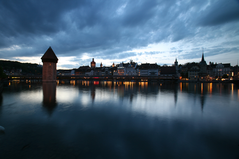 Lucerna si specchia di notte
