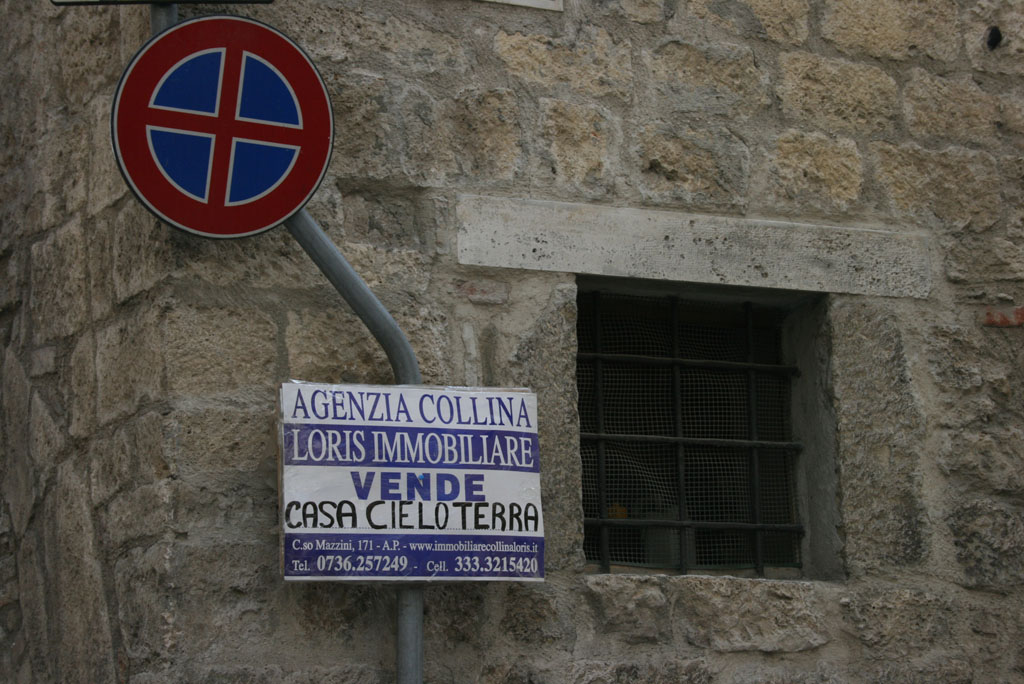 muro con cartello curioso