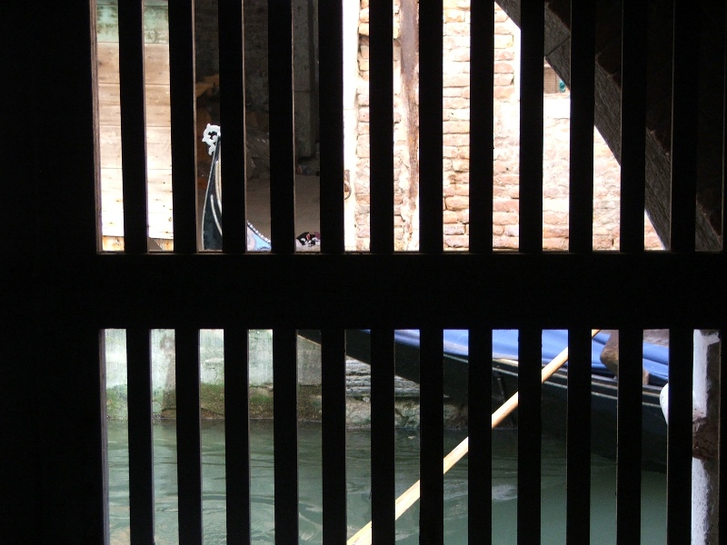 Dietro la porta sul canale..