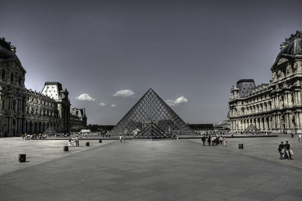 piramide a parigi