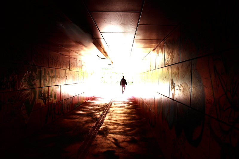 In fondo al tunnel - La luce salva l'uomo