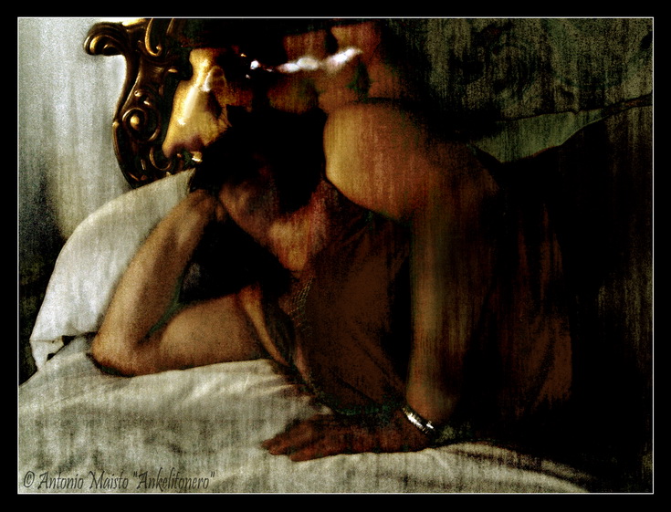 Donna con bracciale che dorme