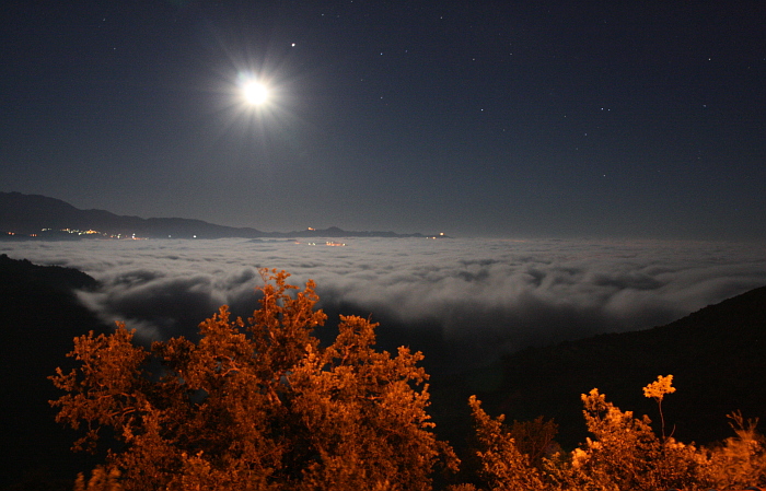 Mare di nuvole notturno.