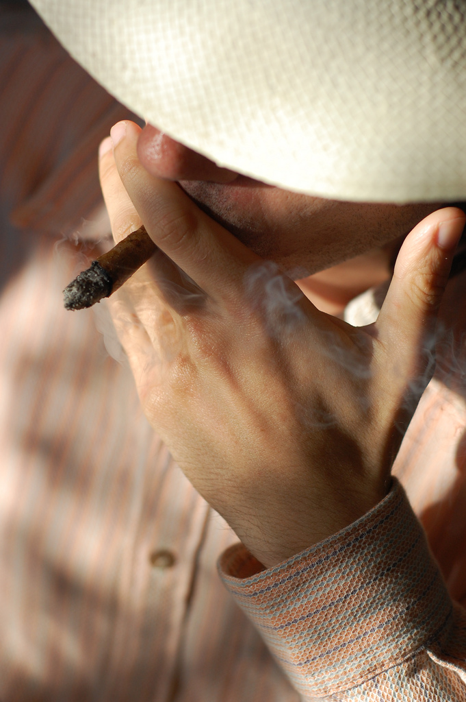 Uomo con sigaro