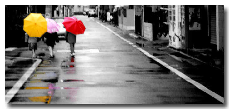 amiche sotto la pioggia