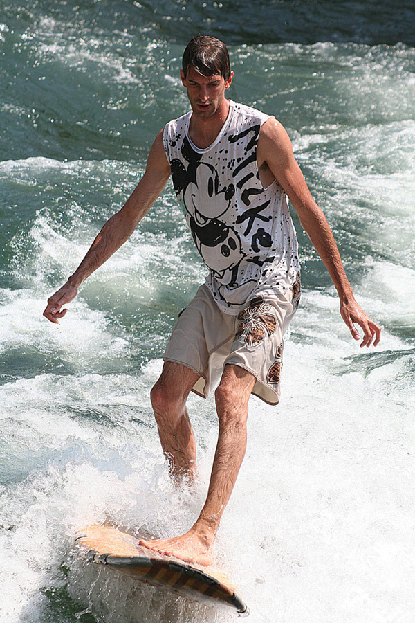 Surf sul Naviglio Grande a Turbigo