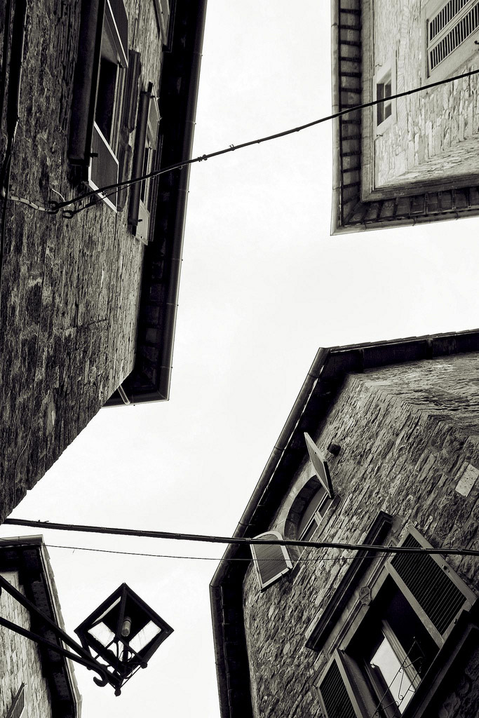 Geometrie su cielo bianco