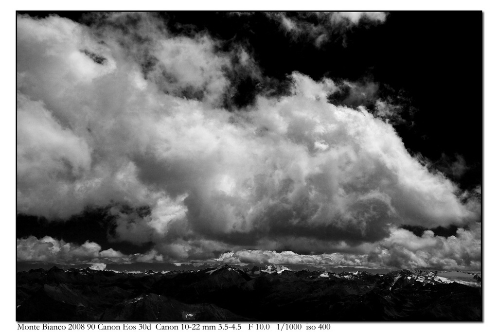 Ondata di nuvole in quota