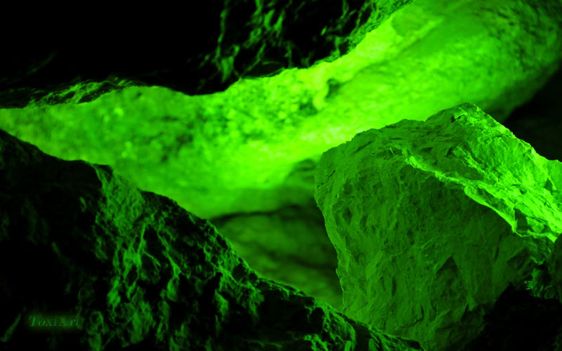 C'� una luce strana fra le rocce.... e parte la sigla di X Files