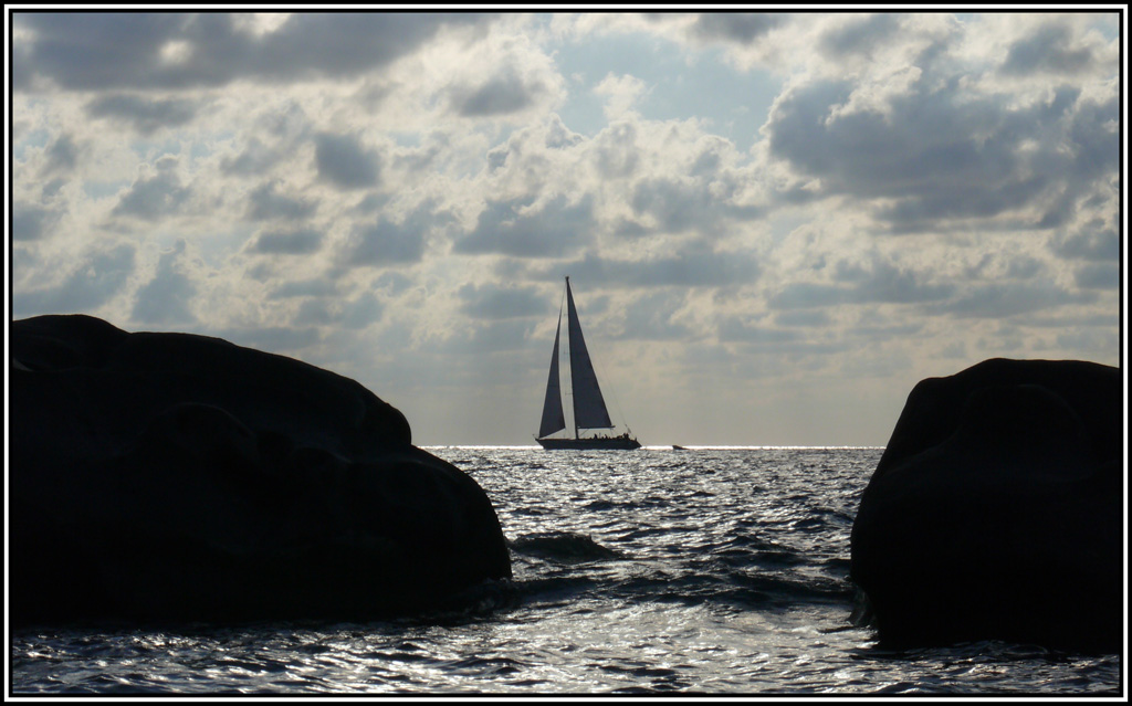 Una barca tra gli scogli