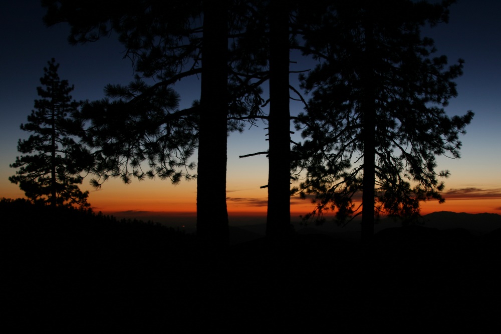 ...tramonto sulla strada per Mammoth Lakes