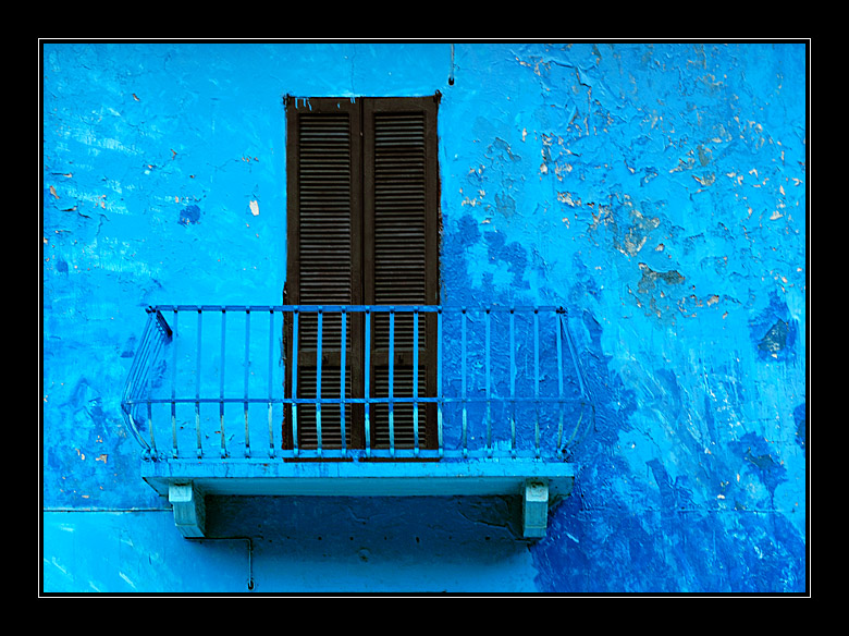 Balcone di una casa blu