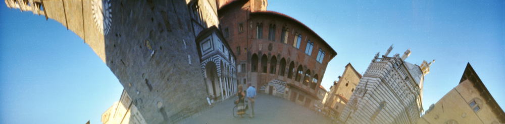 Visioni diverse - Piazza del Duomo anamorfa