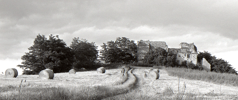 uomo,ruderi e covoni