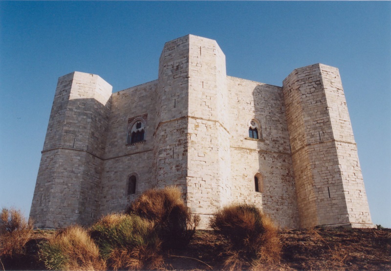 Castel del monte tra luce ed ombra