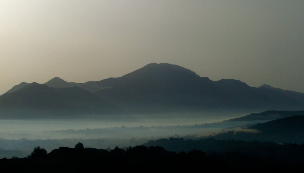 Dalla nebbia emergono