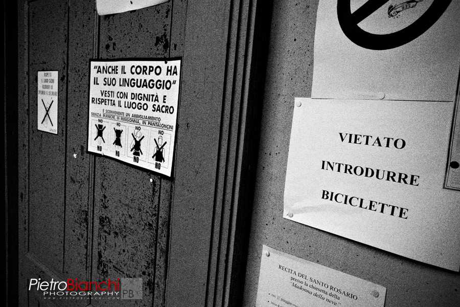Non entrare con biciclette in chiesa