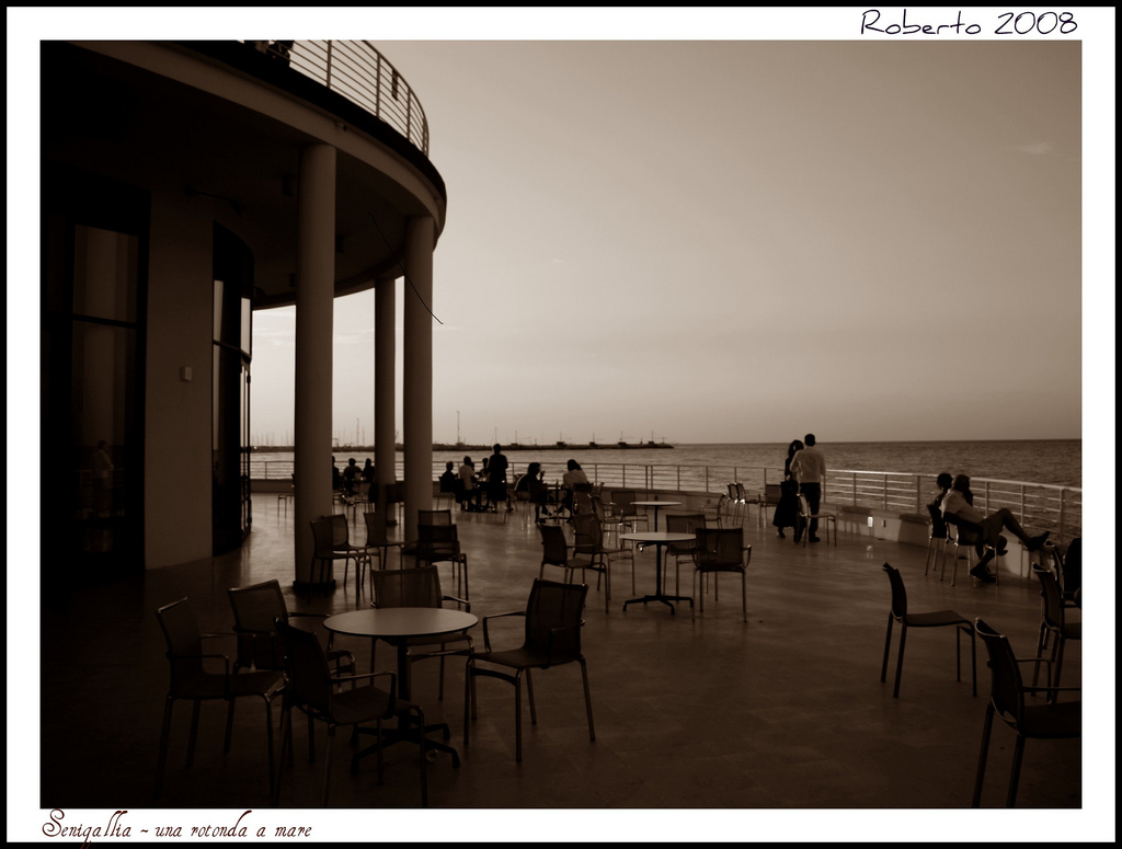 Una rotonda sul mare