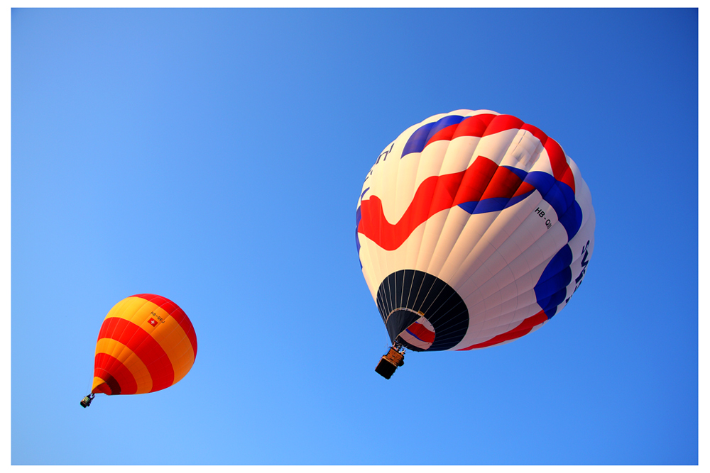 un ragazzo vola in cielo