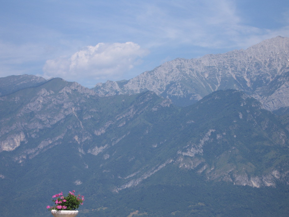 Panorama oltre al lagogo di Lecco.... fluttua!!!