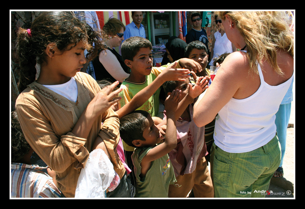 bambini affamati di caramelle